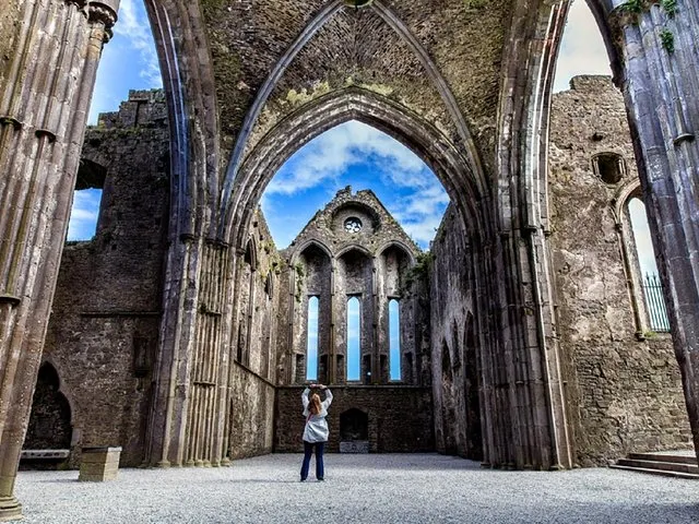 Blarney, Rock of Cashel & Cahir Castle Day Tour